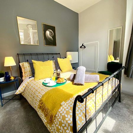 Trendy Stylish Apartment! - 5 Minute Walk To The Best Beach! - Great Location - Parking - Fast Wifi - Smart Tv - Newly Decorated - Sleeps Up To 6! Close To Bournemouth & Poole Town Centre & Sandbanks Bagian luar foto