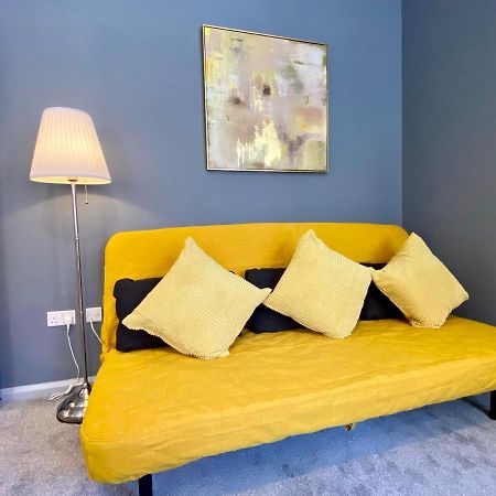 Trendy Stylish Apartment! - 5 Minute Walk To The Best Beach! - Great Location - Parking - Fast Wifi - Smart Tv - Newly Decorated - Sleeps Up To 6! Close To Bournemouth & Poole Town Centre & Sandbanks Bagian luar foto