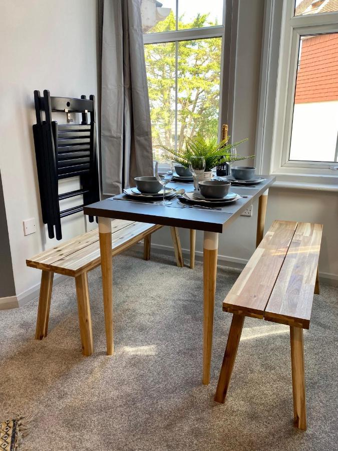 Trendy Stylish Apartment! - 5 Minute Walk To The Best Beach! - Great Location - Parking - Fast Wifi - Smart Tv - Newly Decorated - Sleeps Up To 6! Close To Bournemouth & Poole Town Centre & Sandbanks Bagian luar foto