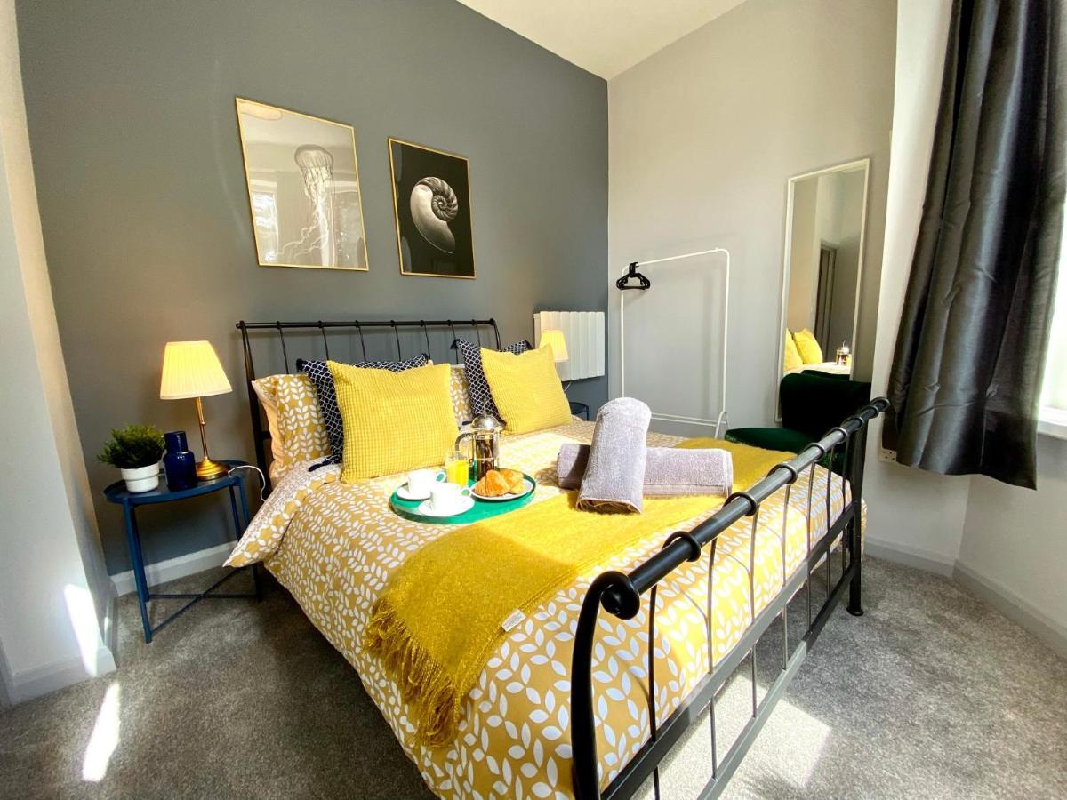 Trendy Stylish Apartment! - 5 Minute Walk To The Best Beach! - Great Location - Parking - Fast Wifi - Smart Tv - Newly Decorated - Sleeps Up To 6! Close To Bournemouth & Poole Town Centre & Sandbanks Bagian luar foto