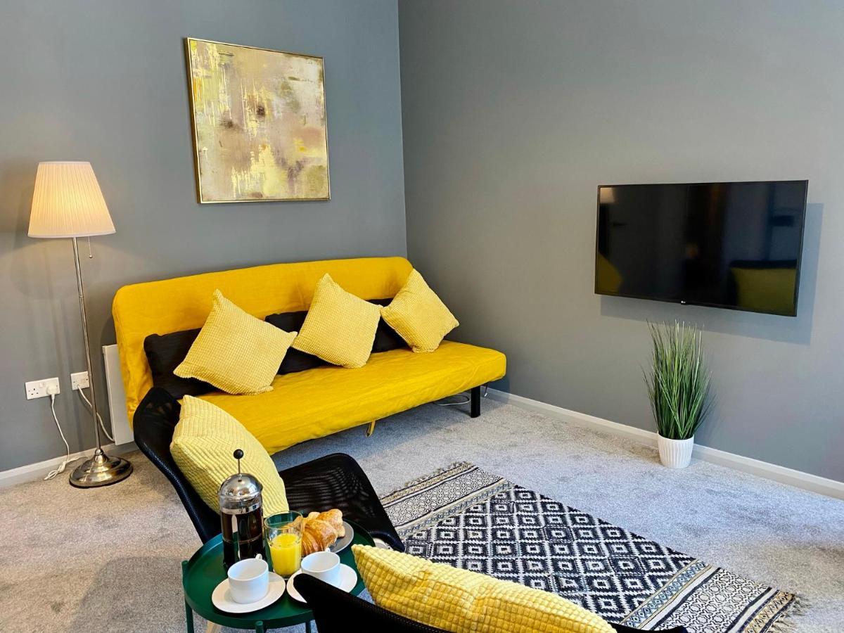 Trendy Stylish Apartment! - 5 Minute Walk To The Best Beach! - Great Location - Parking - Fast Wifi - Smart Tv - Newly Decorated - Sleeps Up To 6! Close To Bournemouth & Poole Town Centre & Sandbanks Bagian luar foto