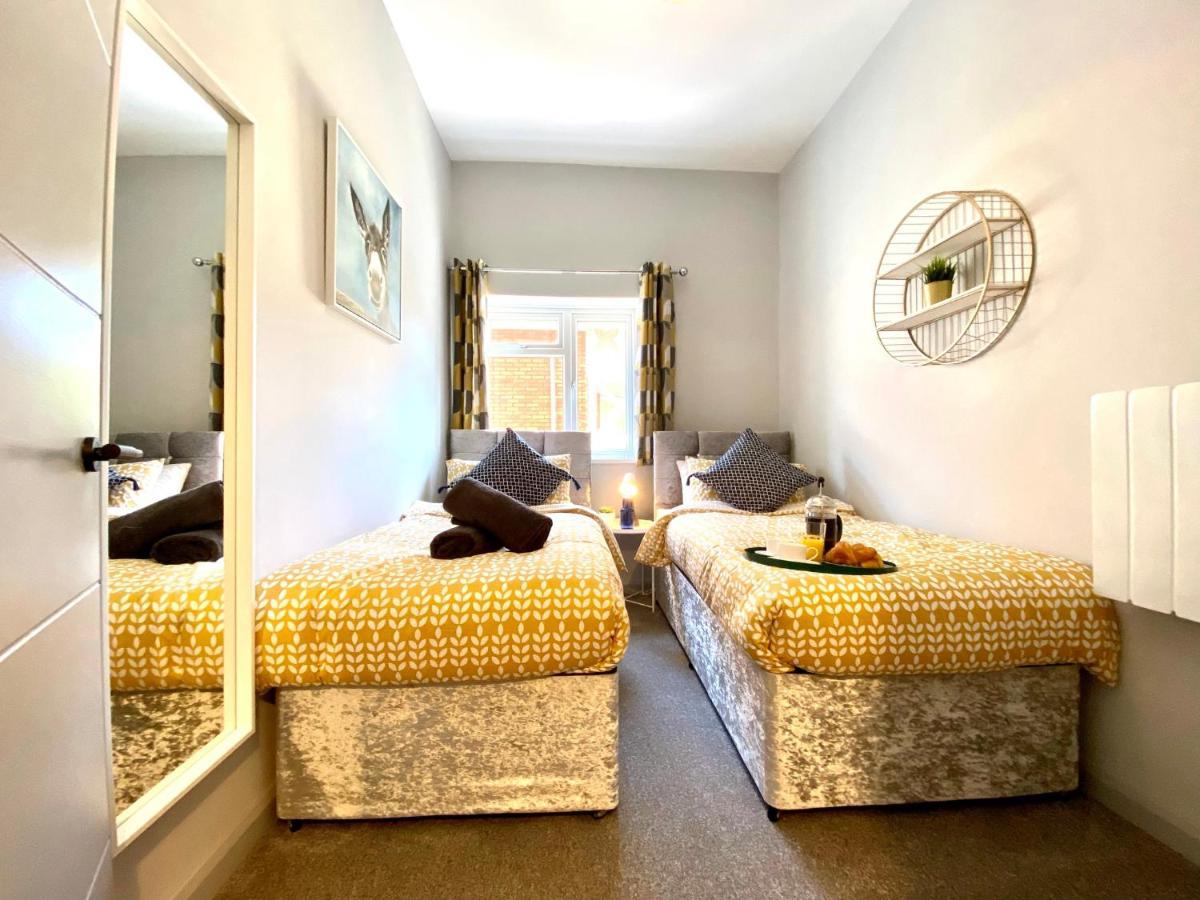 Trendy Stylish Apartment! - 5 Minute Walk To The Best Beach! - Great Location - Parking - Fast Wifi - Smart Tv - Newly Decorated - Sleeps Up To 6! Close To Bournemouth & Poole Town Centre & Sandbanks Bagian luar foto