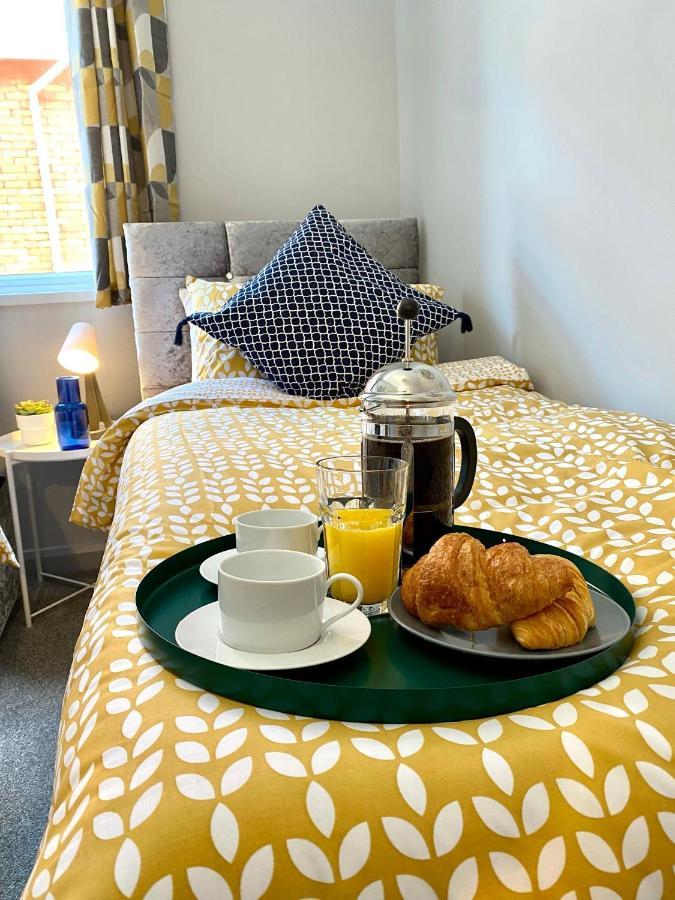 Trendy Stylish Apartment! - 5 Minute Walk To The Best Beach! - Great Location - Parking - Fast Wifi - Smart Tv - Newly Decorated - Sleeps Up To 6! Close To Bournemouth & Poole Town Centre & Sandbanks Bagian luar foto