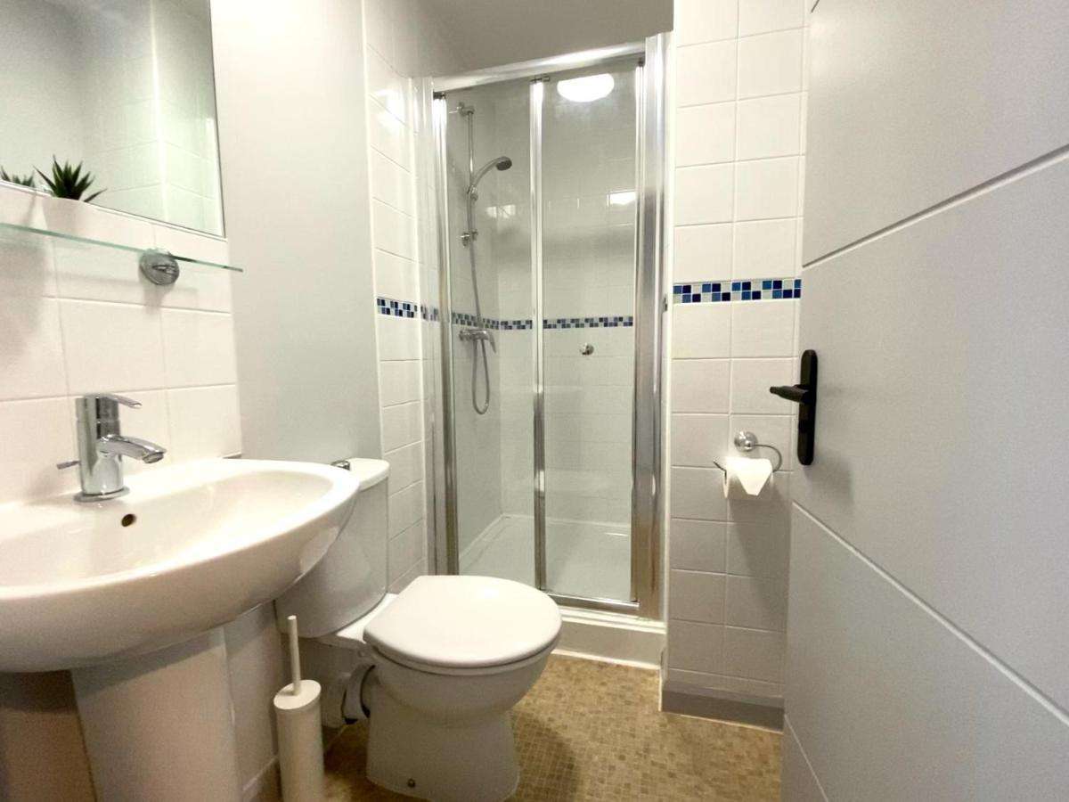 Trendy Stylish Apartment! - 5 Minute Walk To The Best Beach! - Great Location - Parking - Fast Wifi - Smart Tv - Newly Decorated - Sleeps Up To 6! Close To Bournemouth & Poole Town Centre & Sandbanks Bagian luar foto