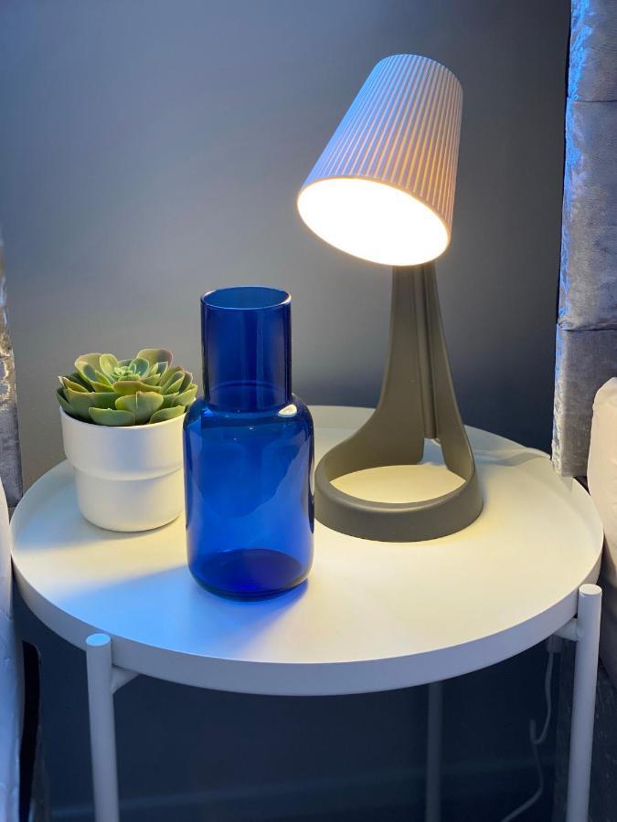 Trendy Stylish Apartment! - 5 Minute Walk To The Best Beach! - Great Location - Parking - Fast Wifi - Smart Tv - Newly Decorated - Sleeps Up To 6! Close To Bournemouth & Poole Town Centre & Sandbanks Bagian luar foto