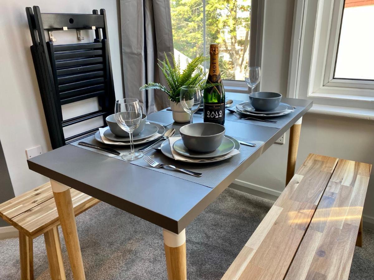 Trendy Stylish Apartment! - 5 Minute Walk To The Best Beach! - Great Location - Parking - Fast Wifi - Smart Tv - Newly Decorated - Sleeps Up To 6! Close To Bournemouth & Poole Town Centre & Sandbanks Bagian luar foto