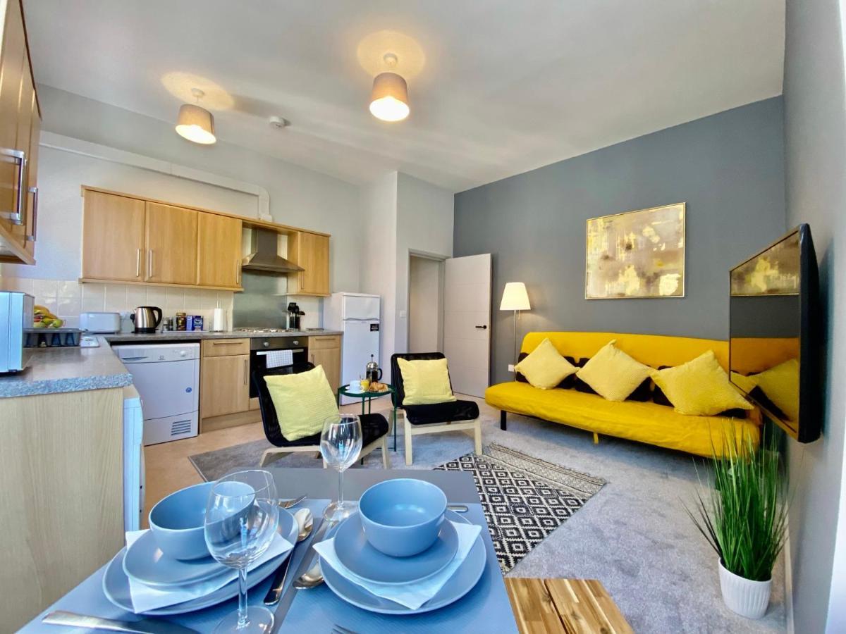 Trendy Stylish Apartment! - 5 Minute Walk To The Best Beach! - Great Location - Parking - Fast Wifi - Smart Tv - Newly Decorated - Sleeps Up To 6! Close To Bournemouth & Poole Town Centre & Sandbanks Bagian luar foto