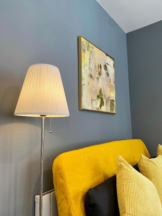 Trendy Stylish Apartment! - 5 Minute Walk To The Best Beach! - Great Location - Parking - Fast Wifi - Smart Tv - Newly Decorated - Sleeps Up To 6! Close To Bournemouth & Poole Town Centre & Sandbanks Bagian luar foto