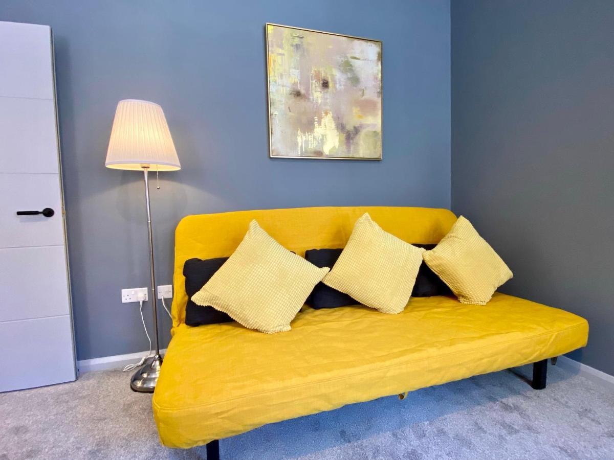 Trendy Stylish Apartment! - 5 Minute Walk To The Best Beach! - Great Location - Parking - Fast Wifi - Smart Tv - Newly Decorated - Sleeps Up To 6! Close To Bournemouth & Poole Town Centre & Sandbanks Bagian luar foto