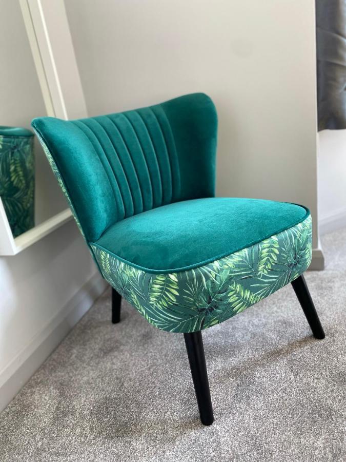 Trendy Stylish Apartment! - 5 Minute Walk To The Best Beach! - Great Location - Parking - Fast Wifi - Smart Tv - Newly Decorated - Sleeps Up To 6! Close To Bournemouth & Poole Town Centre & Sandbanks Bagian luar foto